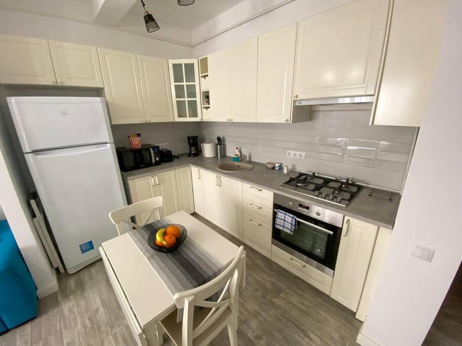 Cozy Central Apartment With 2 Rooms Бухарест Экстерьер фото